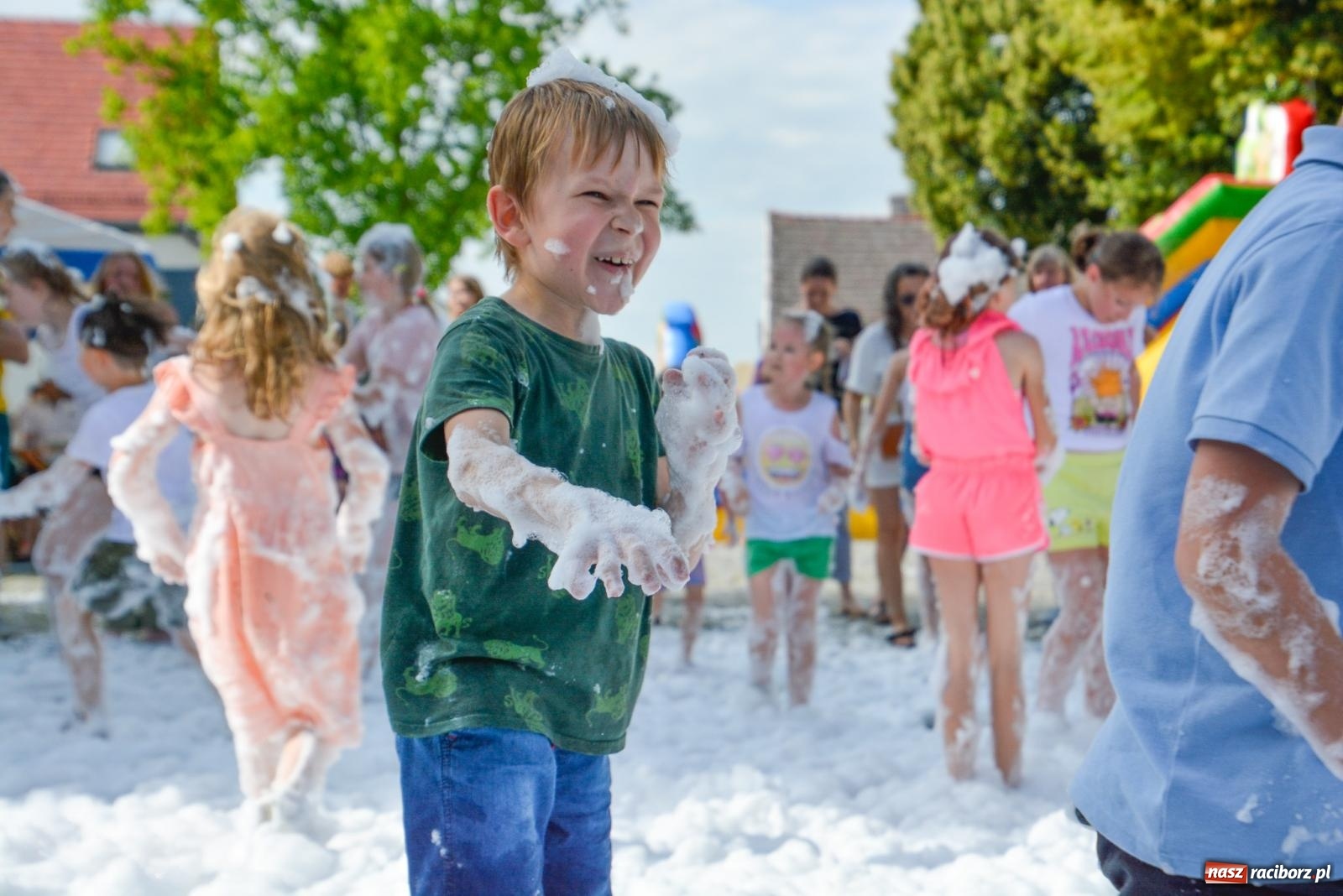 Zdjęcie w galerii na portalu naszraciborz.pl: Piana party i recyklingowi bohaterzy. Rodzinna niedziela w Krzanowicach [FOTO i WIDEO] wiadomości z regionu