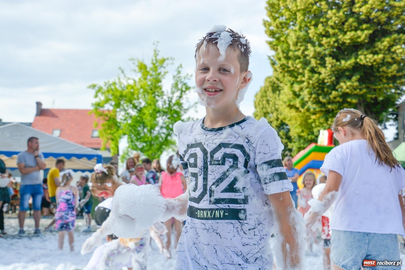 Zdjęcie w galerii na portalu naszraciborz.pl: Piana party i recyklingowi bohaterzy. Rodzinna niedziela w Krzanowicach [FOTO i WIDEO] wiadomości z regionu