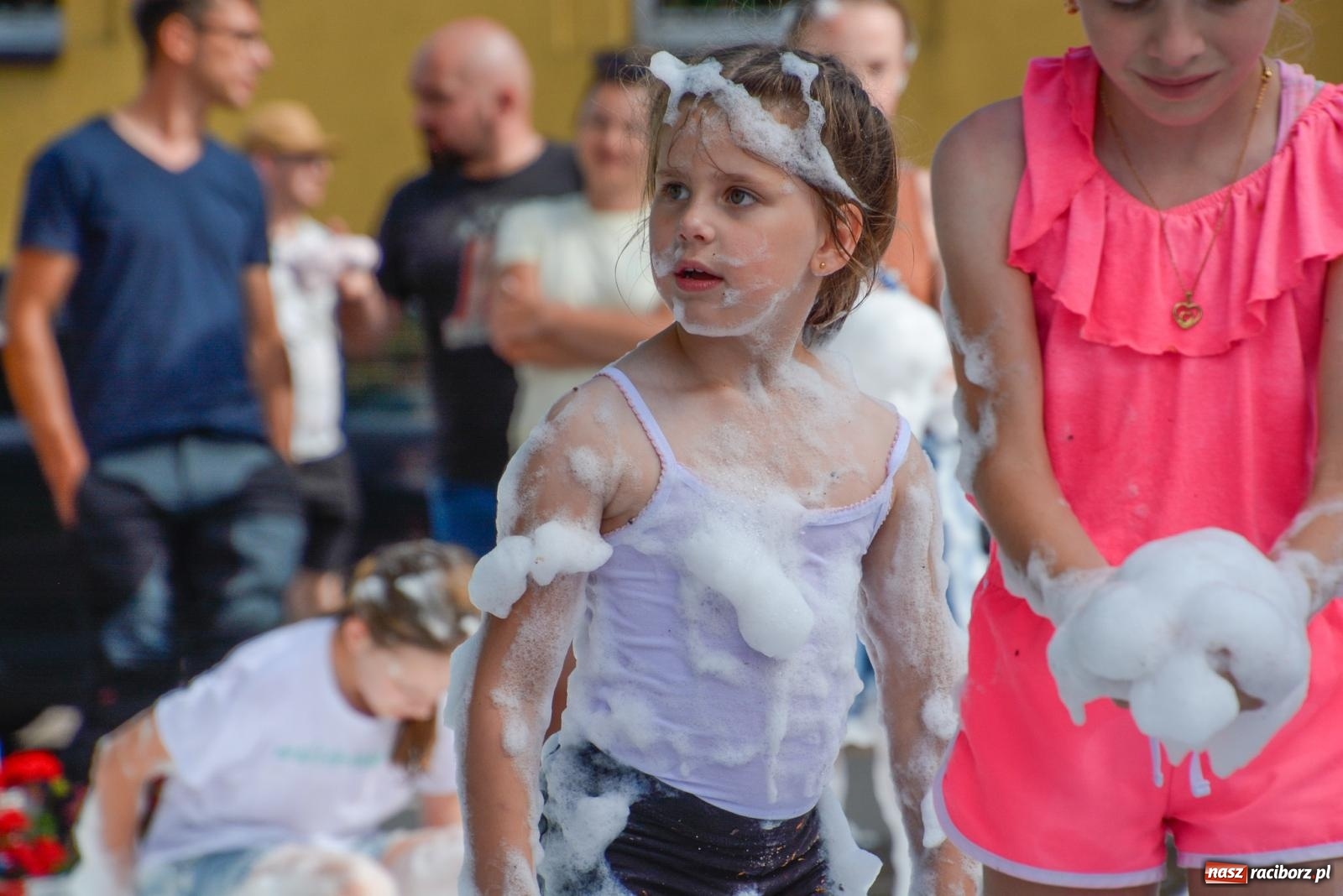 Zdjęcie w galerii na portalu naszraciborz.pl: Piana party i recyklingowi bohaterzy. Rodzinna niedziela w Krzanowicach [FOTO i WIDEO] wiadomości z regionu