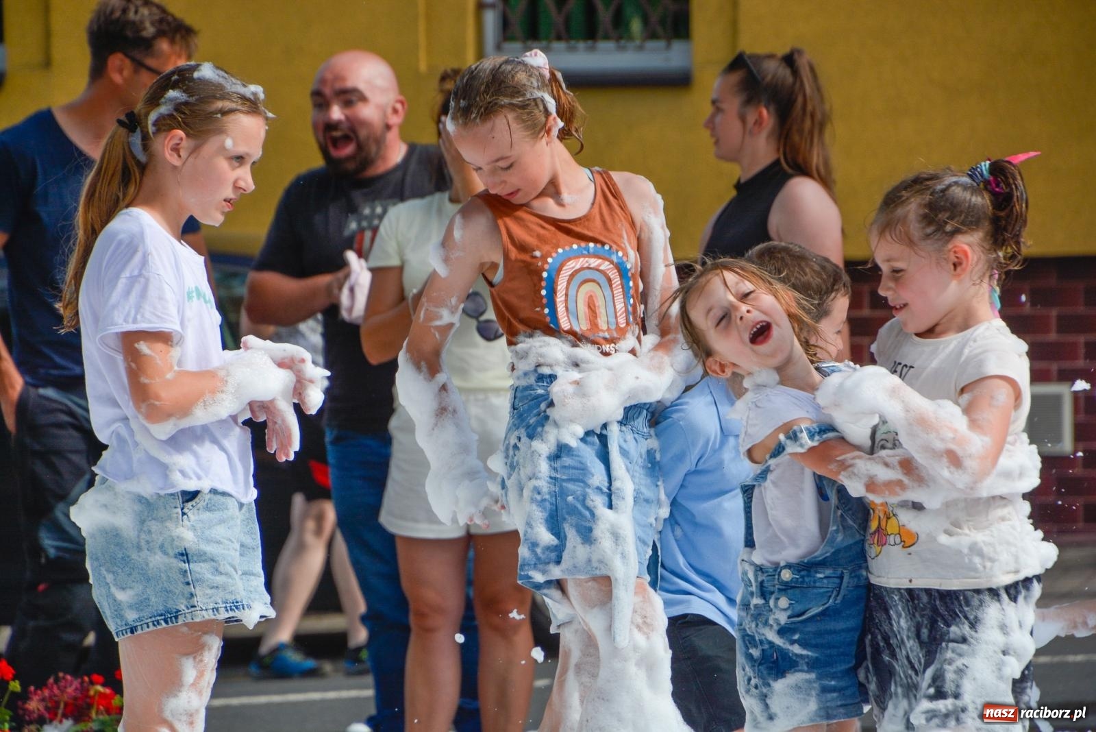 Zdjęcie w galerii na portalu naszraciborz.pl: Piana party i recyklingowi bohaterzy. Rodzinna niedziela w Krzanowicach [FOTO i WIDEO] wiadomości z regionu