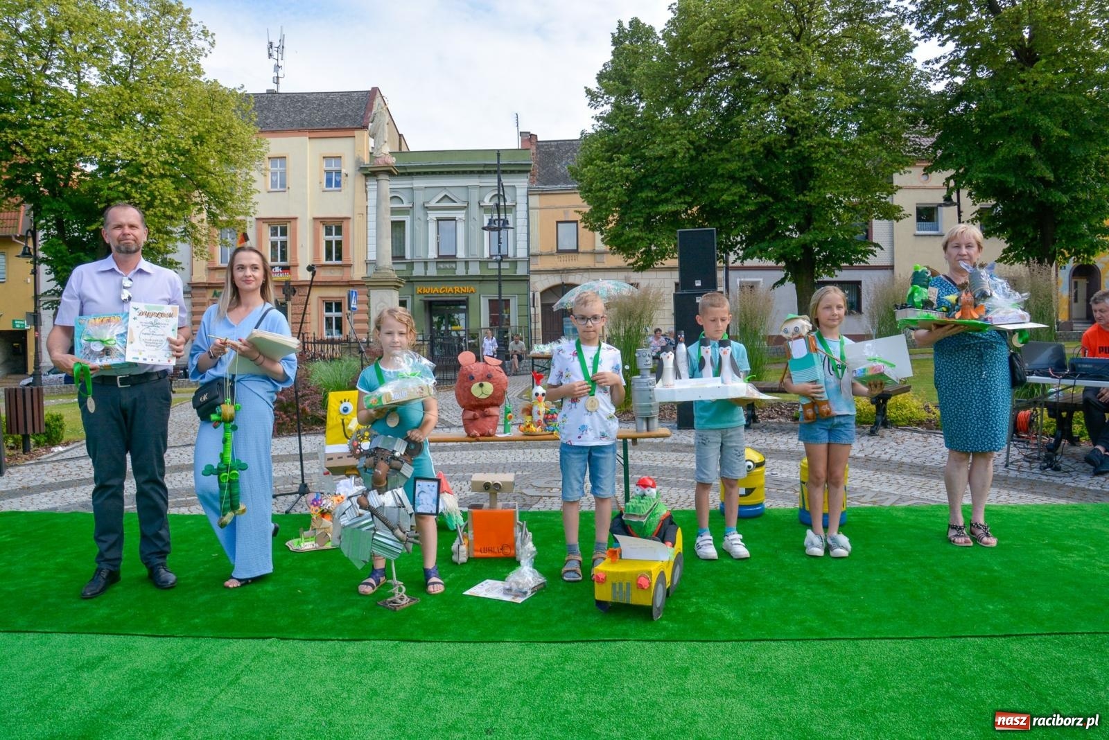 Zdjęcie w galerii na portalu naszraciborz.pl: Piana party i recyklingowi bohaterzy. Rodzinna niedziela w Krzanowicach [FOTO i WIDEO] wiadomości z regionu