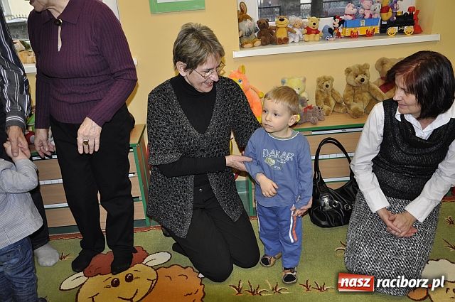 Zdjęcie w galerii na portalu naszraciborz.pl: Dzień Babci i Dziadka w żłobku wiadomości z regionu
