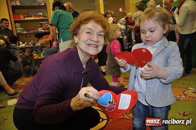 Zdjęcie w galerii na portalu naszraciborz.pl: Dzień Babci i Dziadka w żłobku wiadomości z regionu