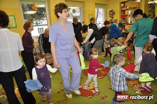Zdjęcie w galerii na portalu naszraciborz.pl: Dzień Babci i Dziadka w żłobku wiadomości z regionu