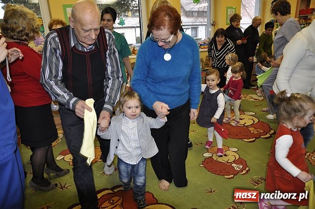 Zdjęcie w galerii na portalu naszraciborz.pl: Dzień Babci i Dziadka w żłobku wiadomości z regionu
