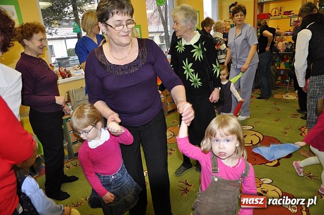 Zdjęcie w galerii na portalu naszraciborz.pl: Dzień Babci i Dziadka w żłobku wiadomości z regionu