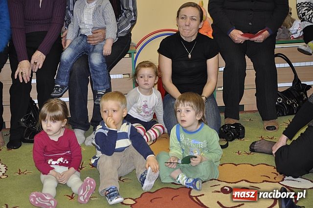 Zdjęcie w galerii na portalu naszraciborz.pl: Dzień Babci i Dziadka w żłobku wiadomości z regionu