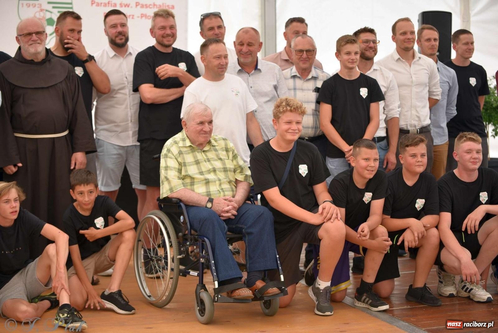 Zdjęcie w galerii na portalu naszraciborz.pl: Wicher w klasztornym ogrodzie. Futboliści z Płoni świętują 30-lecie swojego klubu wiadomości z regionu