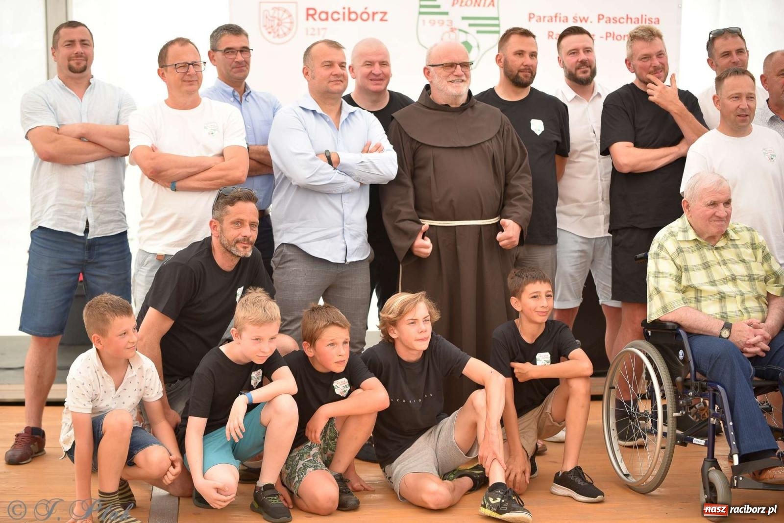 Zdjęcie w galerii na portalu naszraciborz.pl: Wicher w klasztornym ogrodzie. Futboliści z Płoni świętują 30-lecie swojego klubu wiadomości z regionu