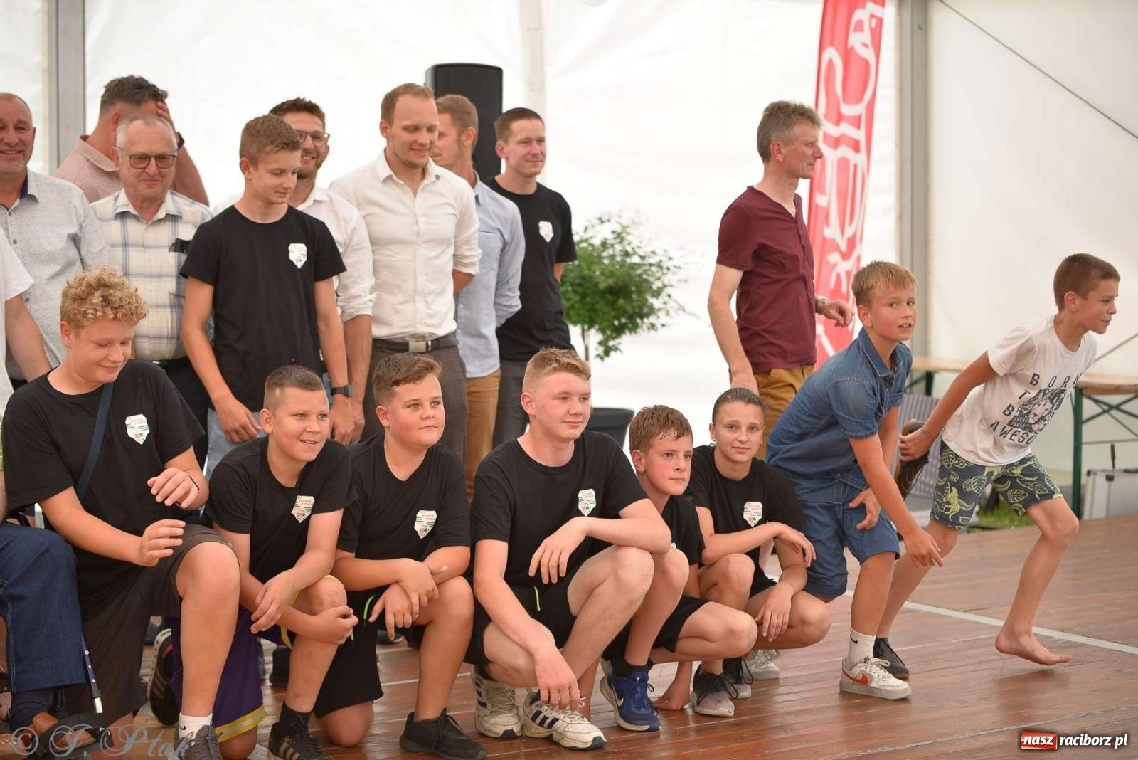 Zdjęcie w galerii na portalu naszraciborz.pl: Wicher w klasztornym ogrodzie. Futboliści z Płoni świętują 30-lecie swojego klubu wiadomości z regionu