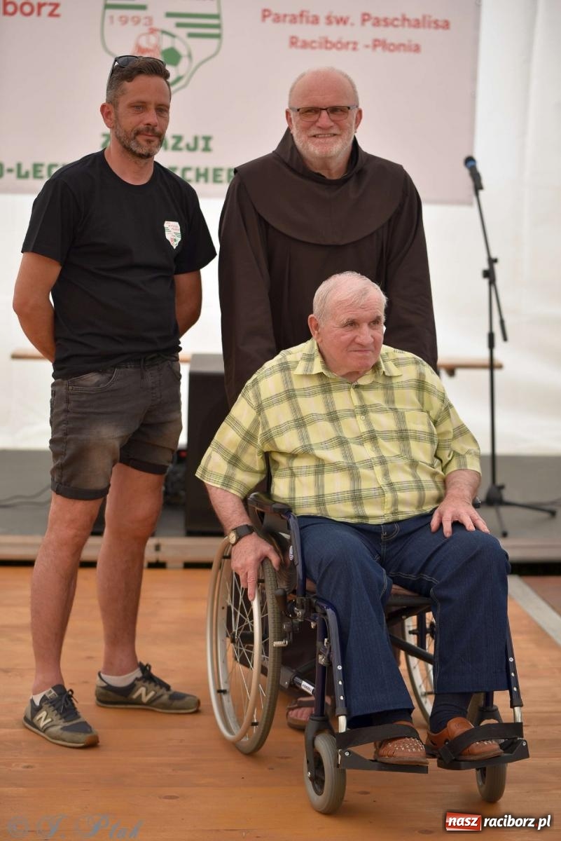 Zdjęcie w galerii na portalu naszraciborz.pl: Wicher w klasztornym ogrodzie. Futboliści z Płoni świętują 30-lecie swojego klubu wiadomości z regionu