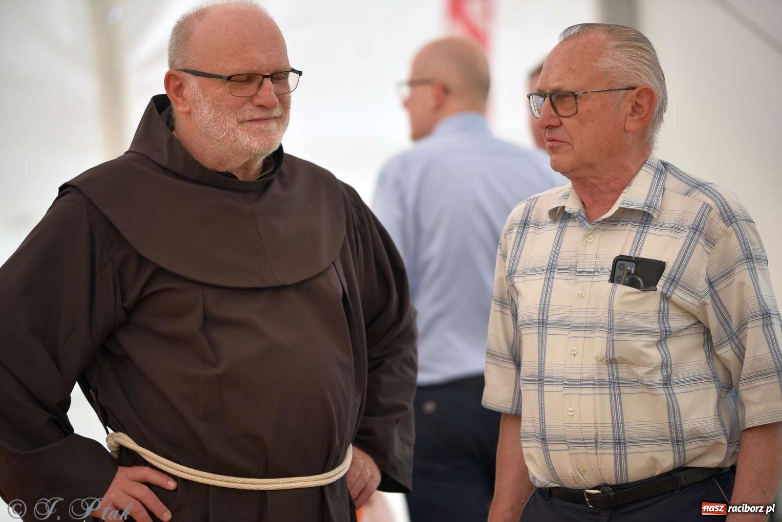 Zdjęcie w galerii na portalu naszraciborz.pl: Wicher w klasztornym ogrodzie. Futboliści z Płoni świętują 30-lecie swojego klubu wiadomości z regionu