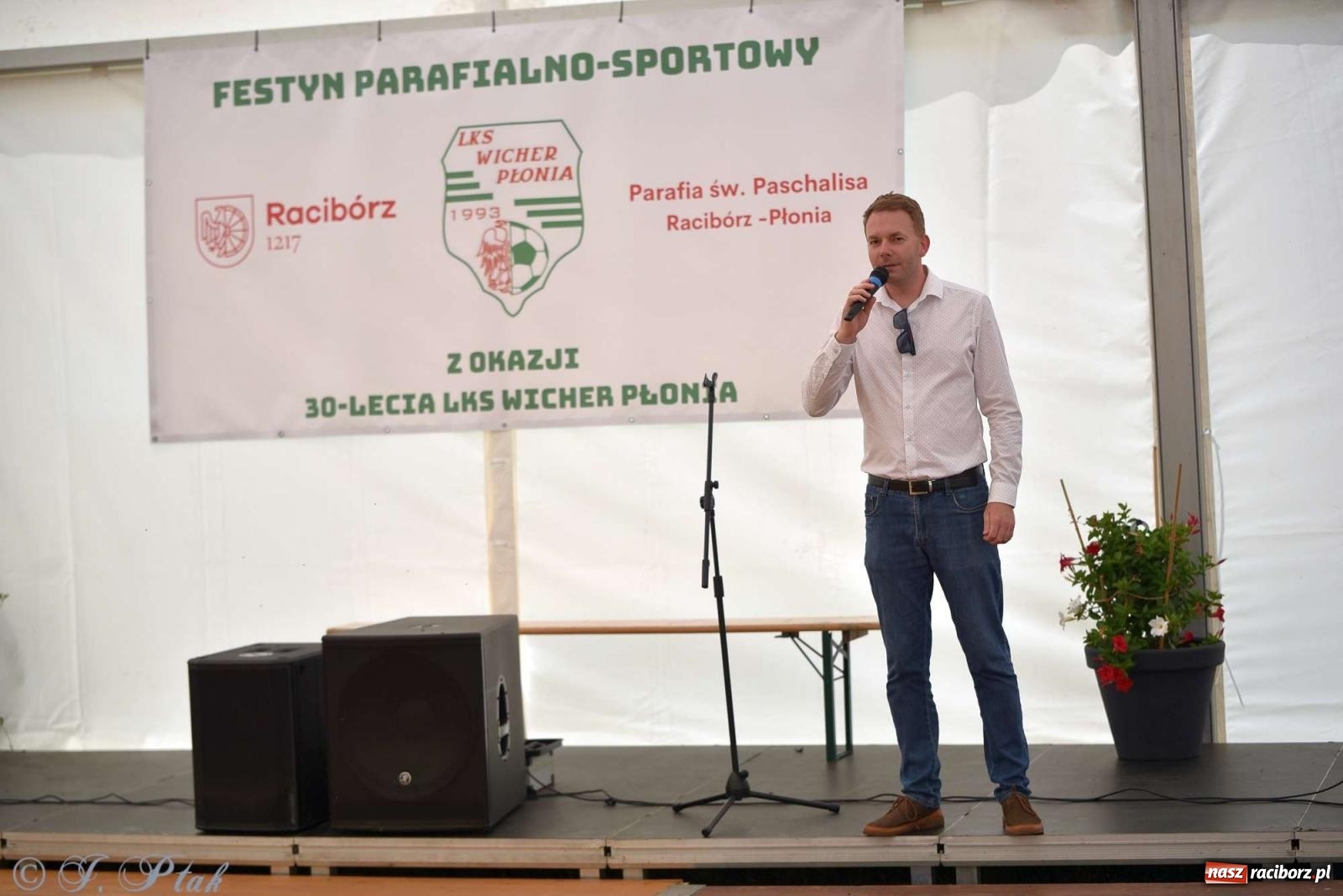 Zdjęcie w galerii na portalu naszraciborz.pl: Wicher w klasztornym ogrodzie. Futboliści z Płoni świętują 30-lecie swojego klubu wiadomości z regionu