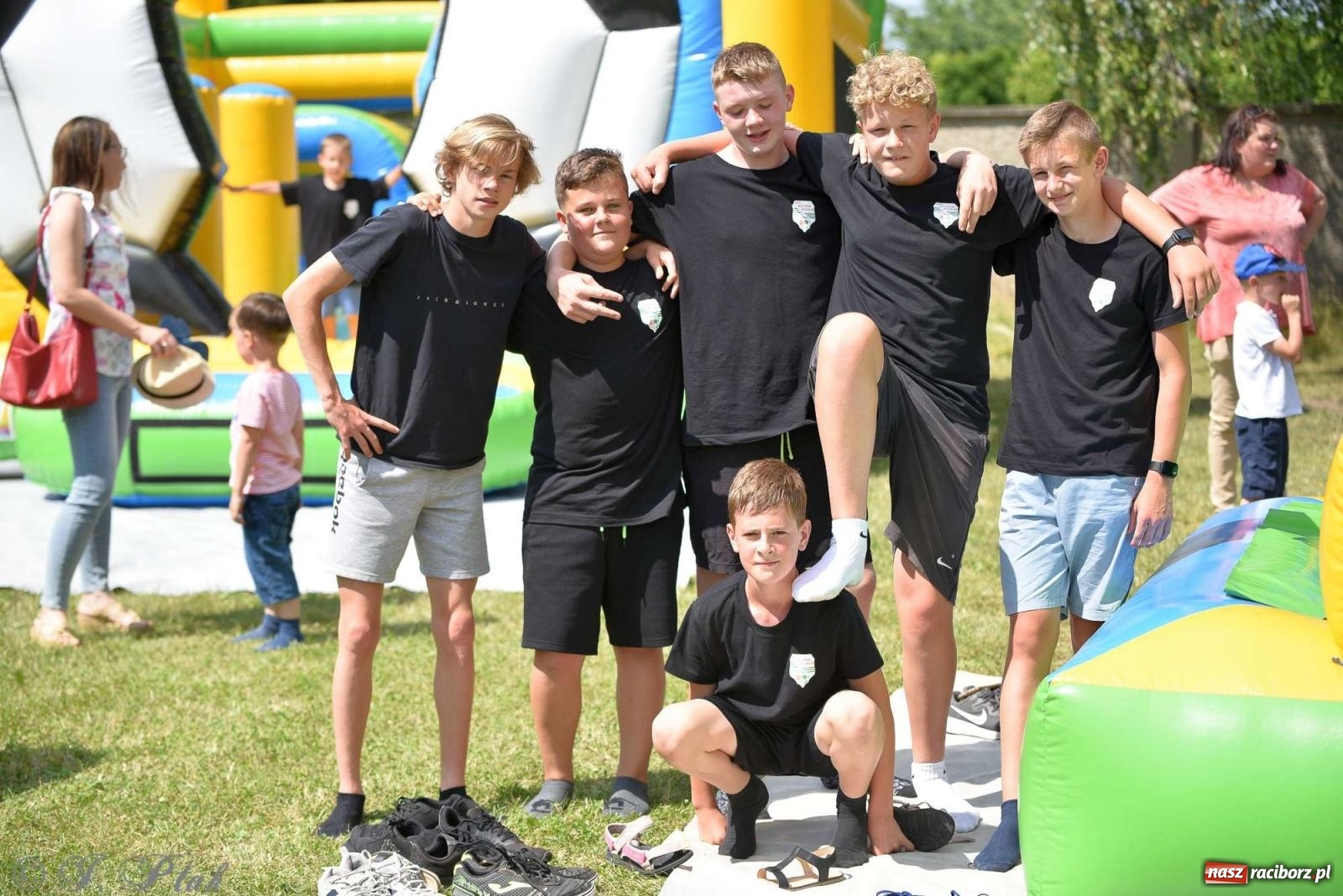 Zdjęcie w galerii na portalu naszraciborz.pl: Wicher w klasztornym ogrodzie. Futboliści z Płoni świętują 30-lecie swojego klubu wiadomości z regionu