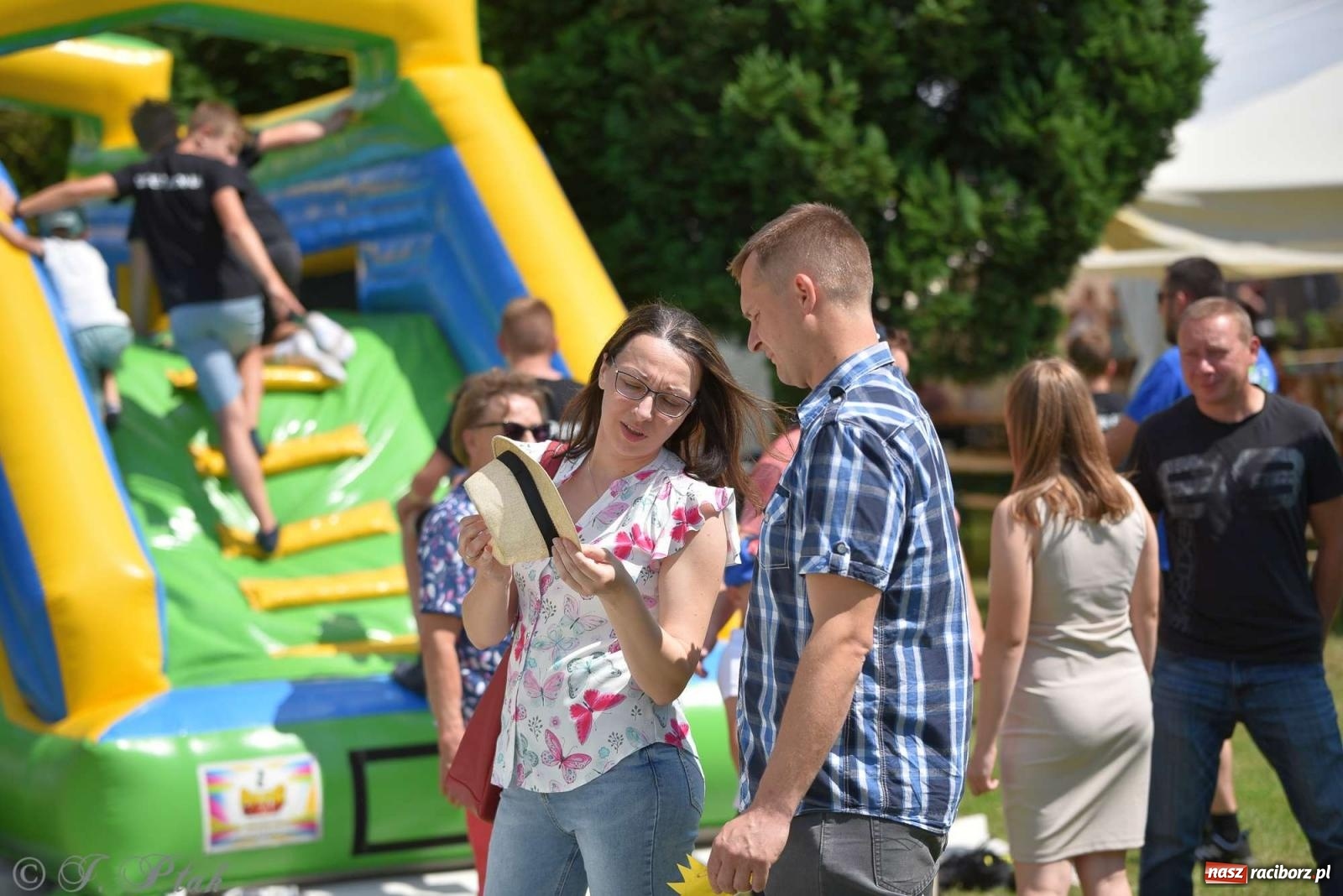 Zdjęcie w galerii na portalu naszraciborz.pl: Wicher w klasztornym ogrodzie. Futboliści z Płoni świętują 30-lecie swojego klubu wiadomości z regionu