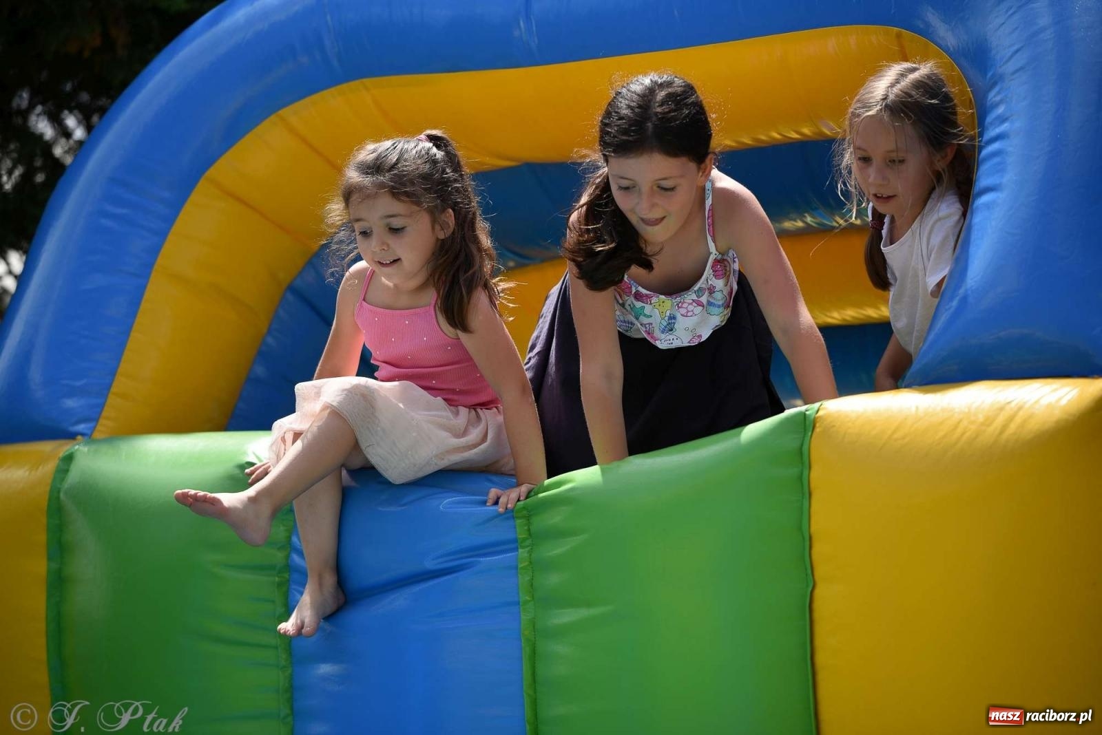 Zdjęcie w galerii na portalu naszraciborz.pl: Wicher w klasztornym ogrodzie. Futboliści z Płoni świętują 30-lecie swojego klubu wiadomości z regionu