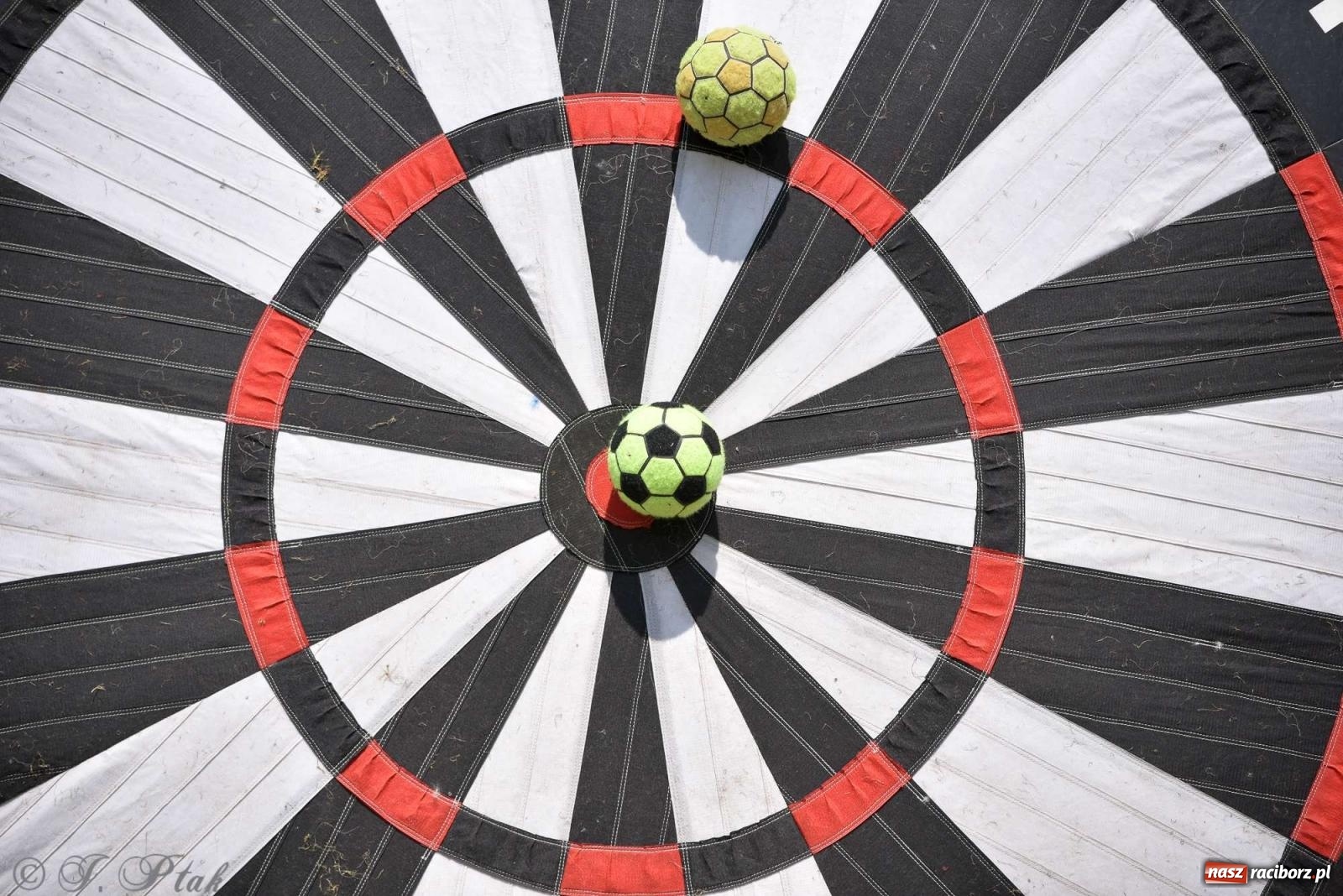 Zdjęcie w galerii na portalu naszraciborz.pl: Wicher w klasztornym ogrodzie. Futboliści z Płoni świętują 30-lecie swojego klubu wiadomości z regionu