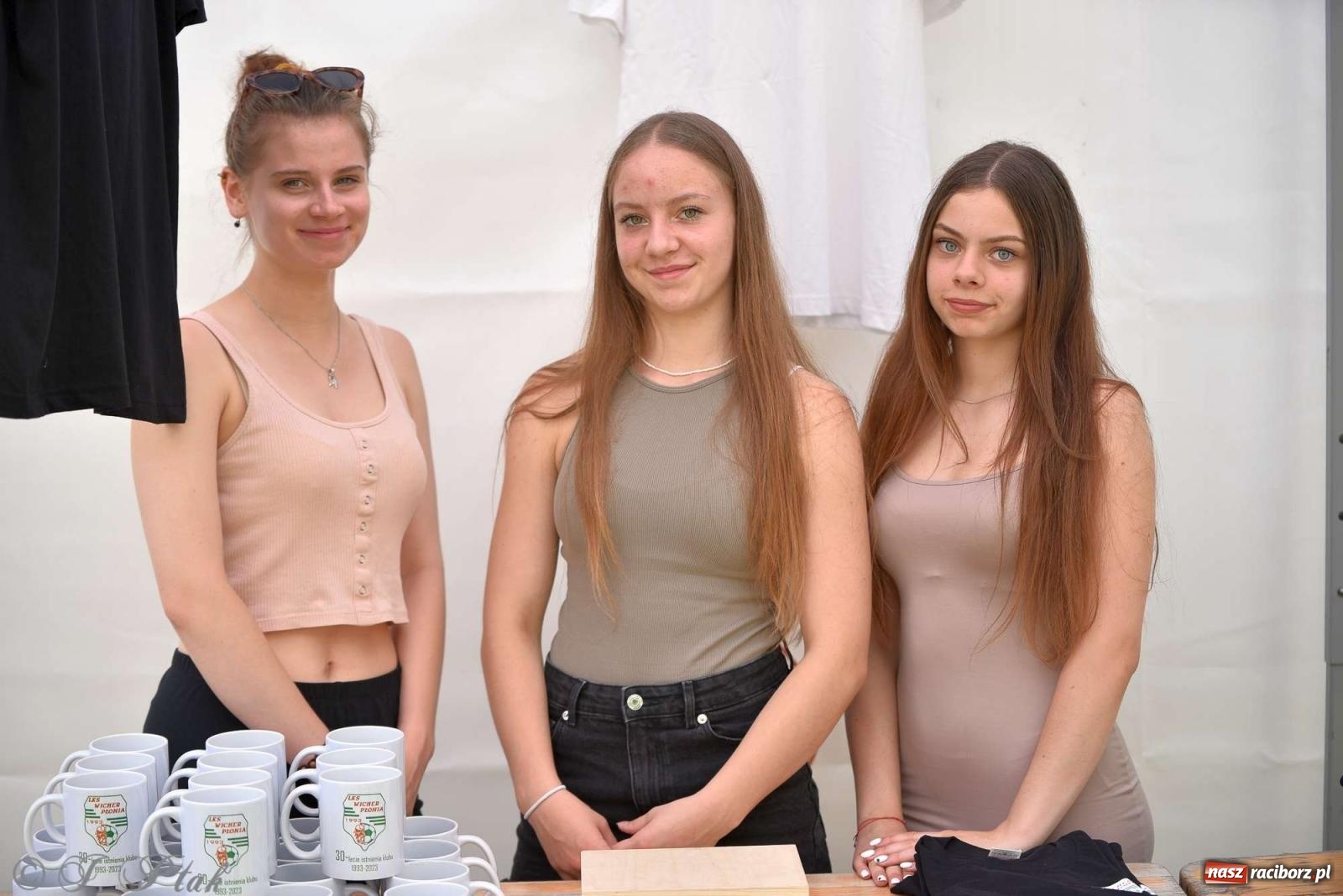 Zdjęcie w galerii na portalu naszraciborz.pl: Wicher w klasztornym ogrodzie. Futboliści z Płoni świętują 30-lecie swojego klubu wiadomości z regionu