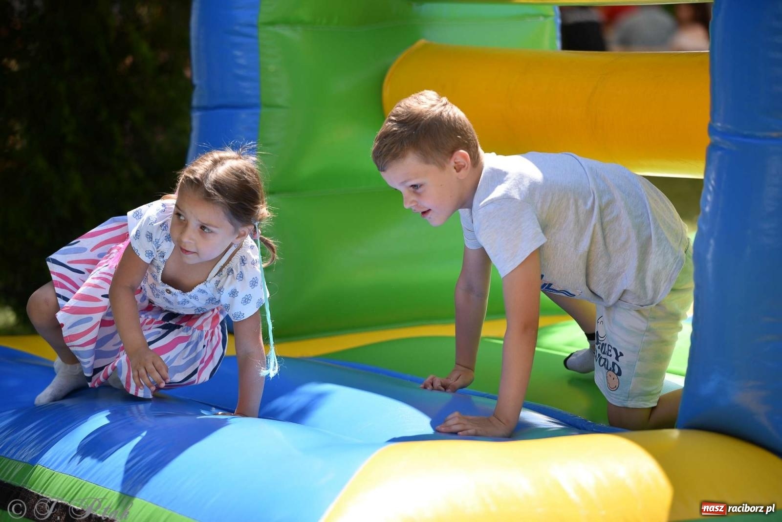 Zdjęcie w galerii na portalu naszraciborz.pl: Wicher w klasztornym ogrodzie. Futboliści z Płoni świętują 30-lecie swojego klubu wiadomości z regionu