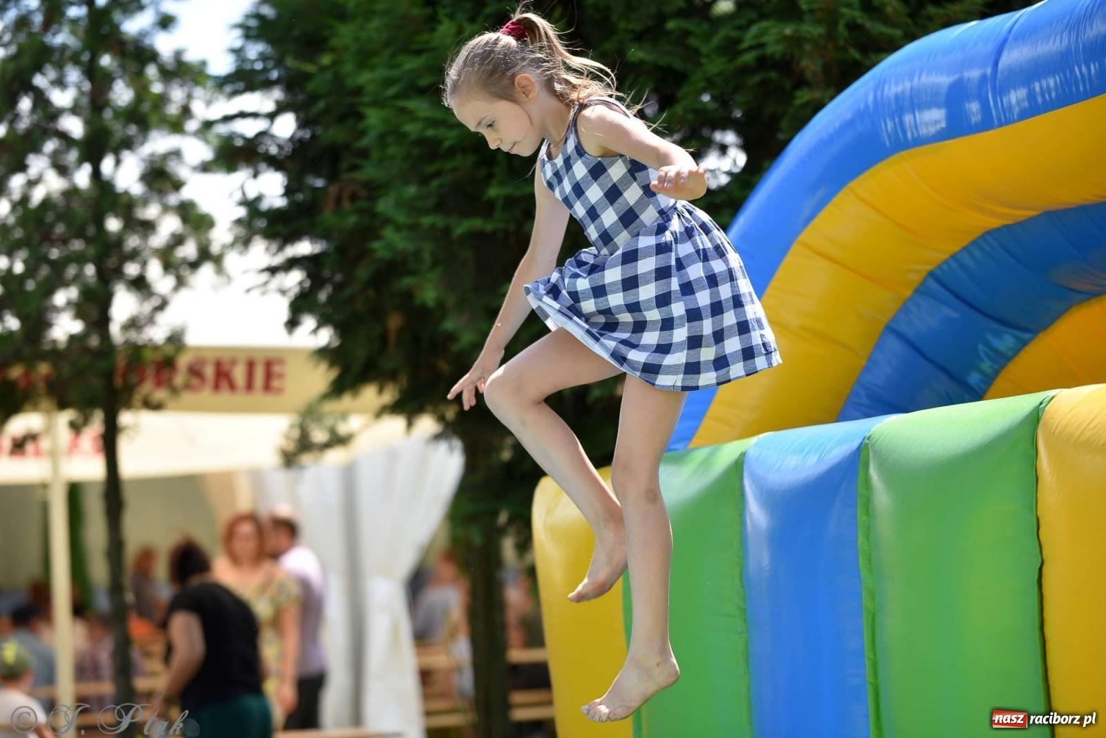 Zdjęcie w galerii na portalu naszraciborz.pl: Wicher w klasztornym ogrodzie. Futboliści z Płoni świętują 30-lecie swojego klubu wiadomości z regionu
