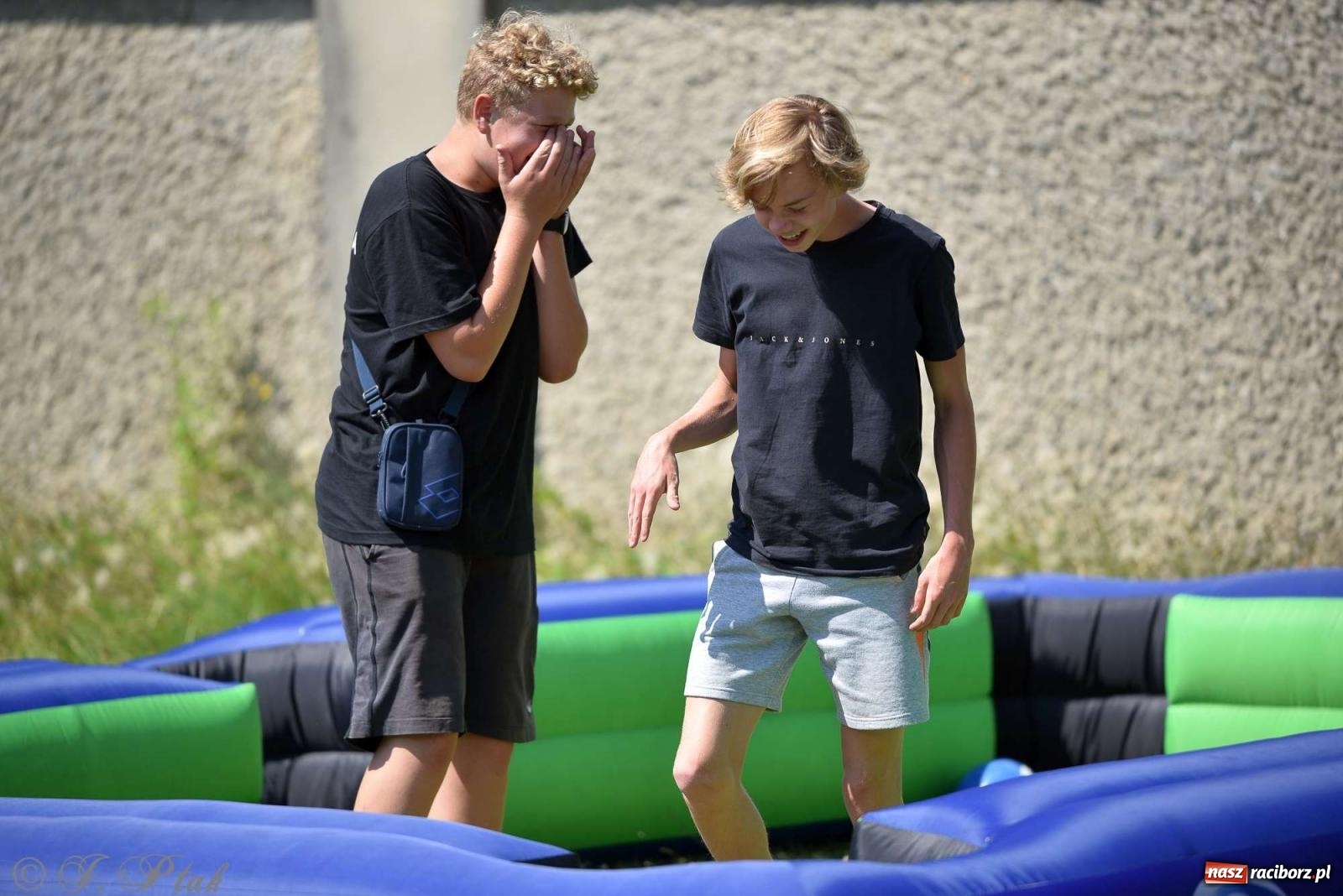 Zdjęcie w galerii na portalu naszraciborz.pl: Wicher w klasztornym ogrodzie. Futboliści z Płoni świętują 30-lecie swojego klubu wiadomości z regionu