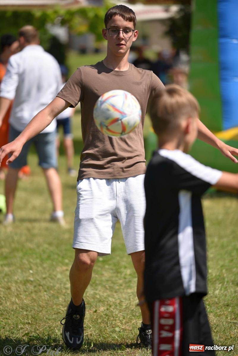 Zdjęcie w galerii na portalu naszraciborz.pl: Wicher w klasztornym ogrodzie. Futboliści z Płoni świętują 30-lecie swojego klubu wiadomości z regionu