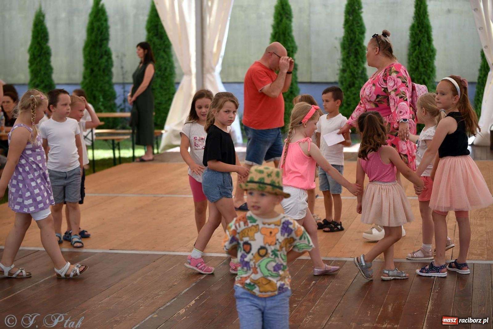 Zdjęcie w galerii na portalu naszraciborz.pl: Wicher w klasztornym ogrodzie. Futboliści z Płoni świętują 30-lecie swojego klubu wiadomości z regionu