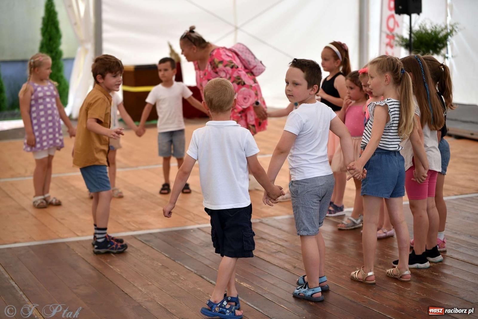 Zdjęcie w galerii na portalu naszraciborz.pl: Wicher w klasztornym ogrodzie. Futboliści z Płoni świętują 30-lecie swojego klubu wiadomości z regionu