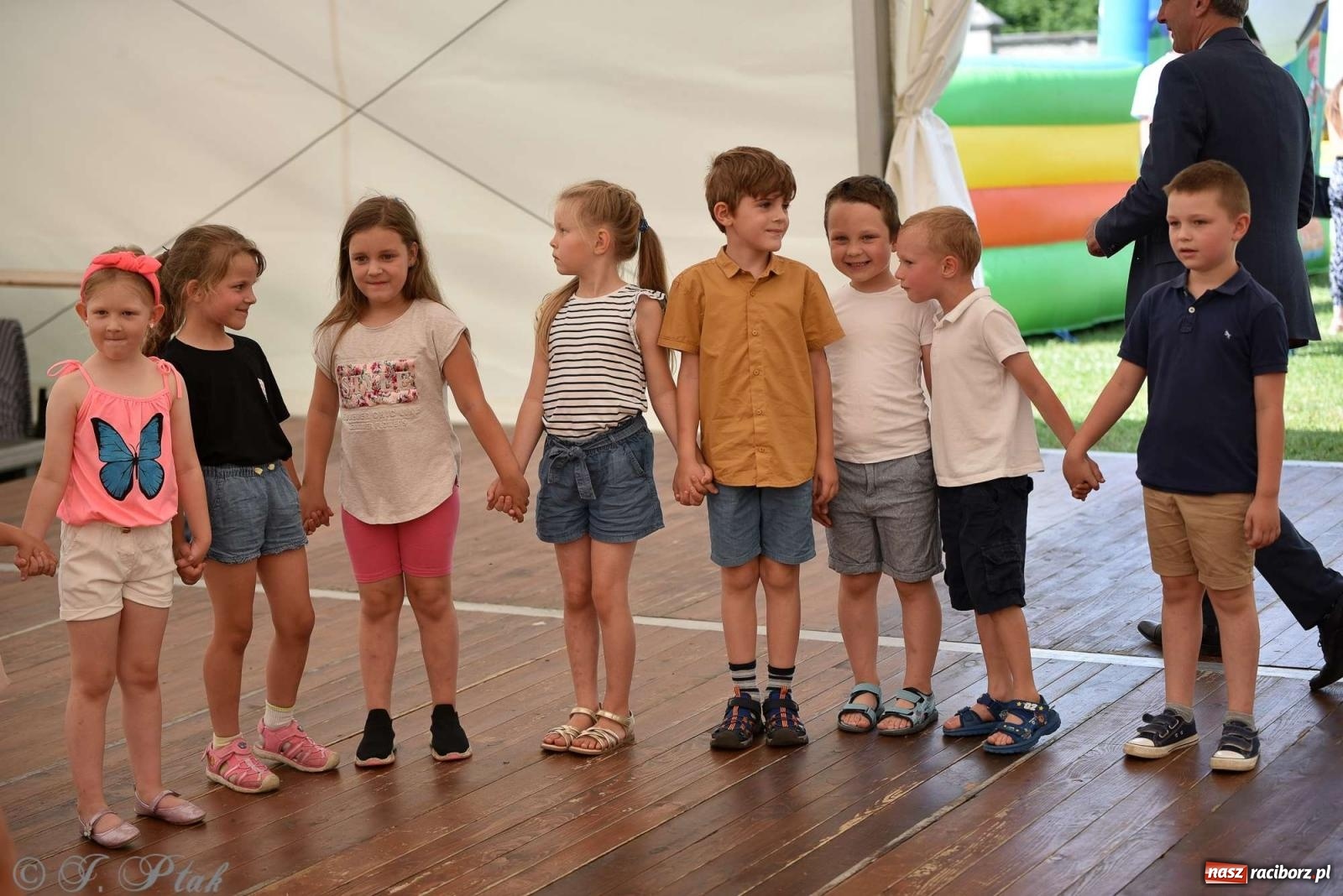 Zdjęcie w galerii na portalu naszraciborz.pl: Wicher w klasztornym ogrodzie. Futboliści z Płoni świętują 30-lecie swojego klubu wiadomości z regionu