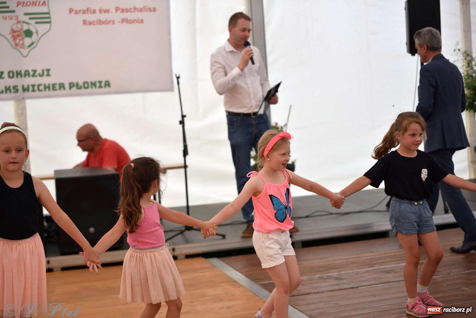 Zdjęcie w galerii na portalu naszraciborz.pl: Wicher w klasztornym ogrodzie. Futboliści z Płoni świętują 30-lecie swojego klubu wiadomości z regionu