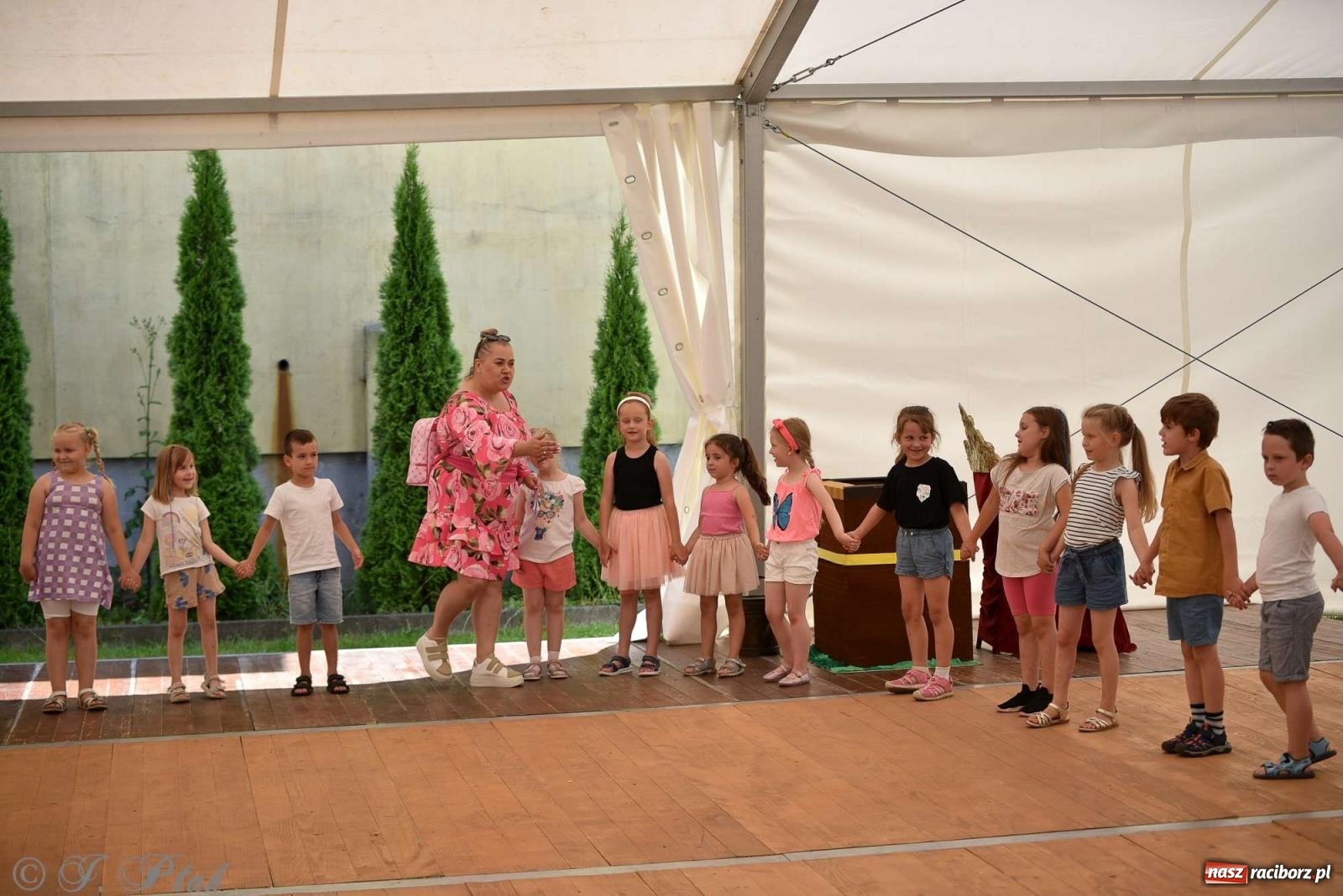 Zdjęcie w galerii na portalu naszraciborz.pl: Wicher w klasztornym ogrodzie. Futboliści z Płoni świętują 30-lecie swojego klubu wiadomości z regionu