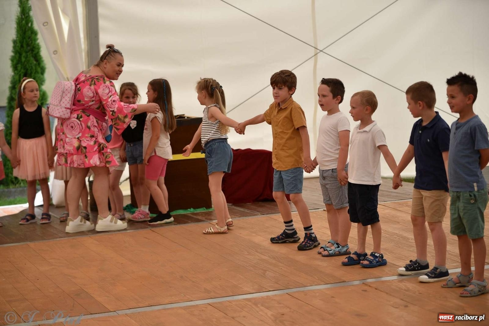 Zdjęcie w galerii na portalu naszraciborz.pl: Wicher w klasztornym ogrodzie. Futboliści z Płoni świętują 30-lecie swojego klubu wiadomości z regionu