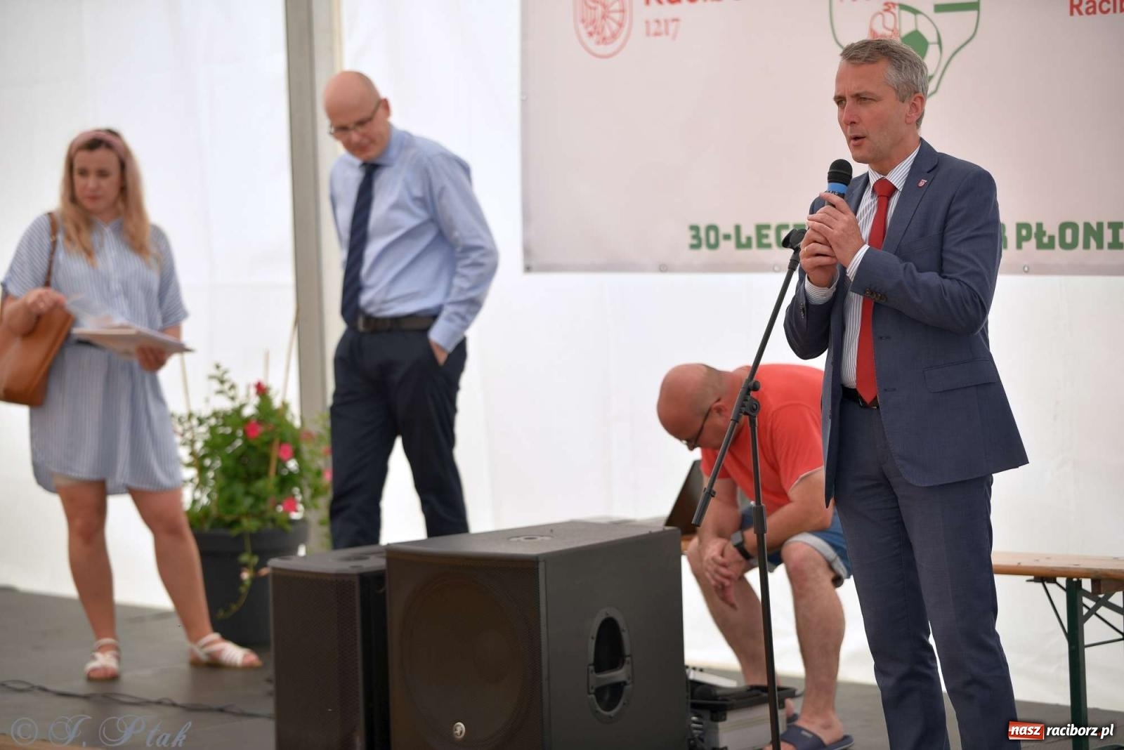 Zdjęcie w galerii na portalu naszraciborz.pl: Wicher w klasztornym ogrodzie. Futboliści z Płoni świętują 30-lecie swojego klubu wiadomości z regionu