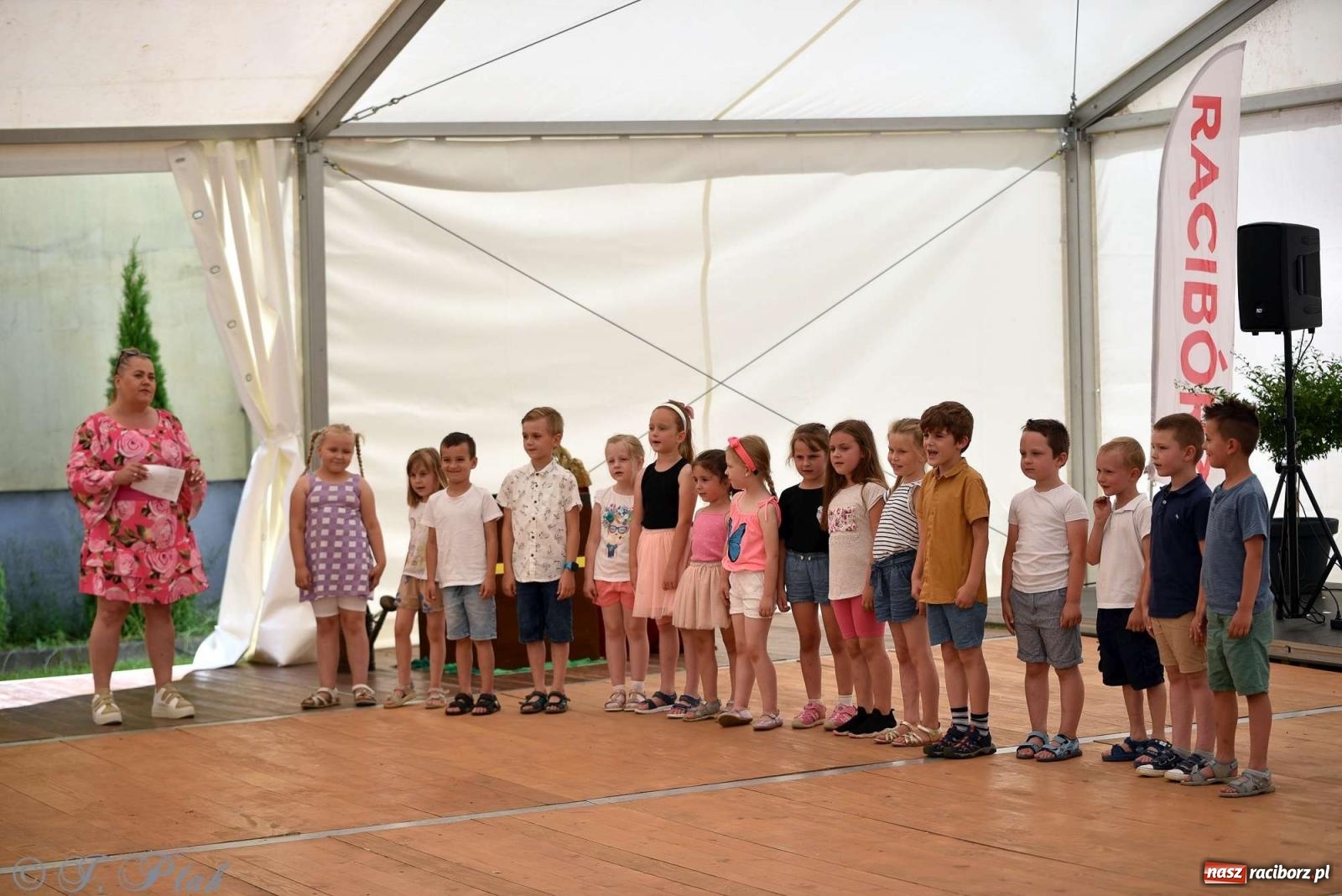 Zdjęcie w galerii na portalu naszraciborz.pl: Wicher w klasztornym ogrodzie. Futboliści z Płoni świętują 30-lecie swojego klubu wiadomości z regionu