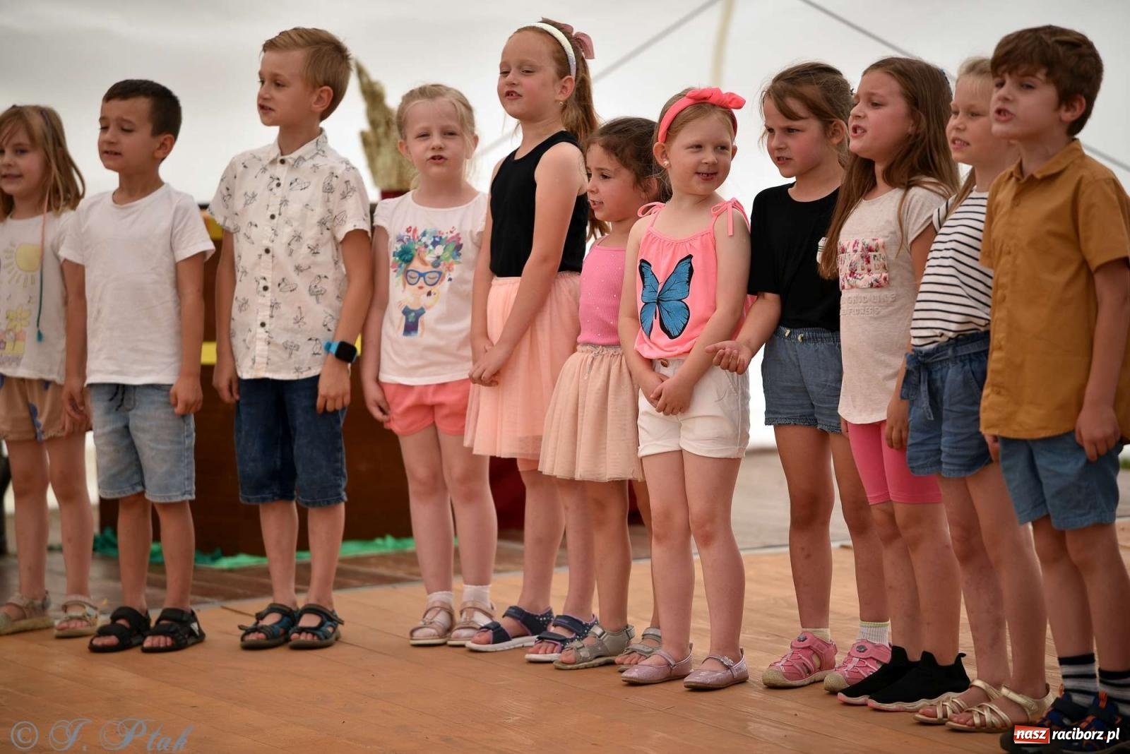 Zdjęcie w galerii na portalu naszraciborz.pl: Wicher w klasztornym ogrodzie. Futboliści z Płoni świętują 30-lecie swojego klubu wiadomości z regionu