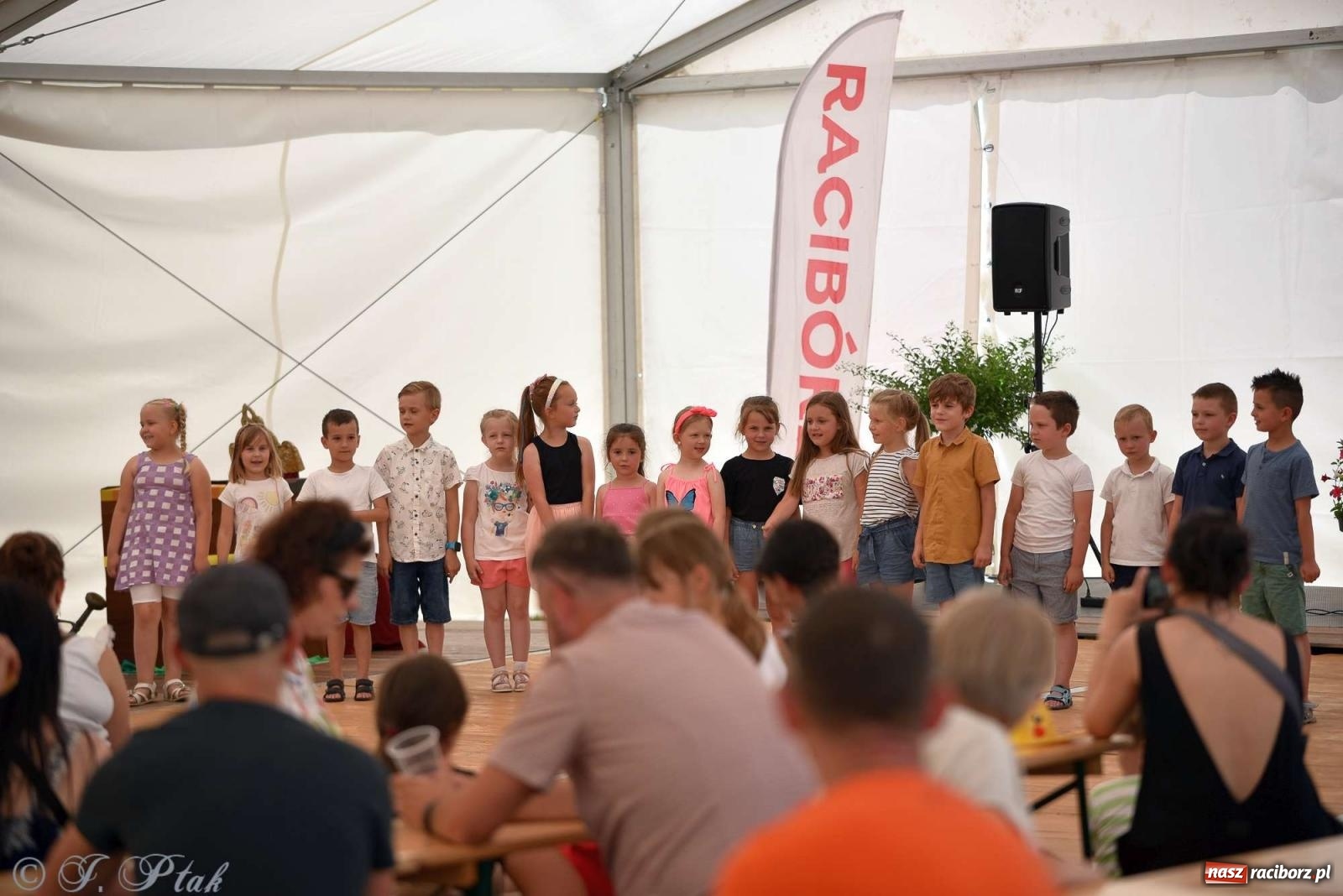 Zdjęcie w galerii na portalu naszraciborz.pl: Wicher w klasztornym ogrodzie. Futboliści z Płoni świętują 30-lecie swojego klubu wiadomości z regionu