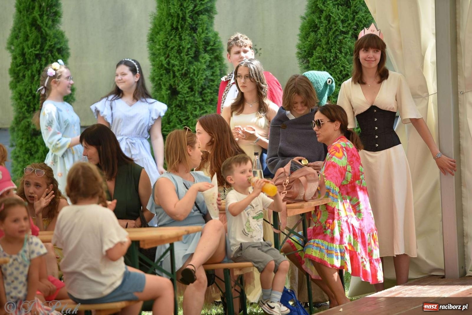 Zdjęcie w galerii na portalu naszraciborz.pl: Wicher w klasztornym ogrodzie. Futboliści z Płoni świętują 30-lecie swojego klubu wiadomości z regionu