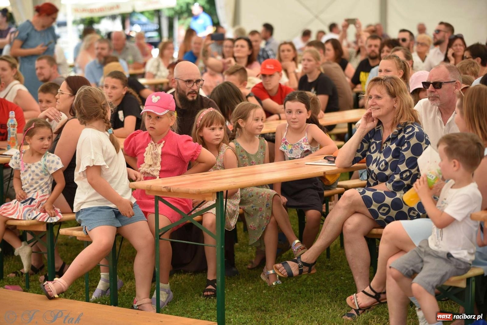 Zdjęcie w galerii na portalu naszraciborz.pl: Wicher w klasztornym ogrodzie. Futboliści z Płoni świętują 30-lecie swojego klubu wiadomości z regionu