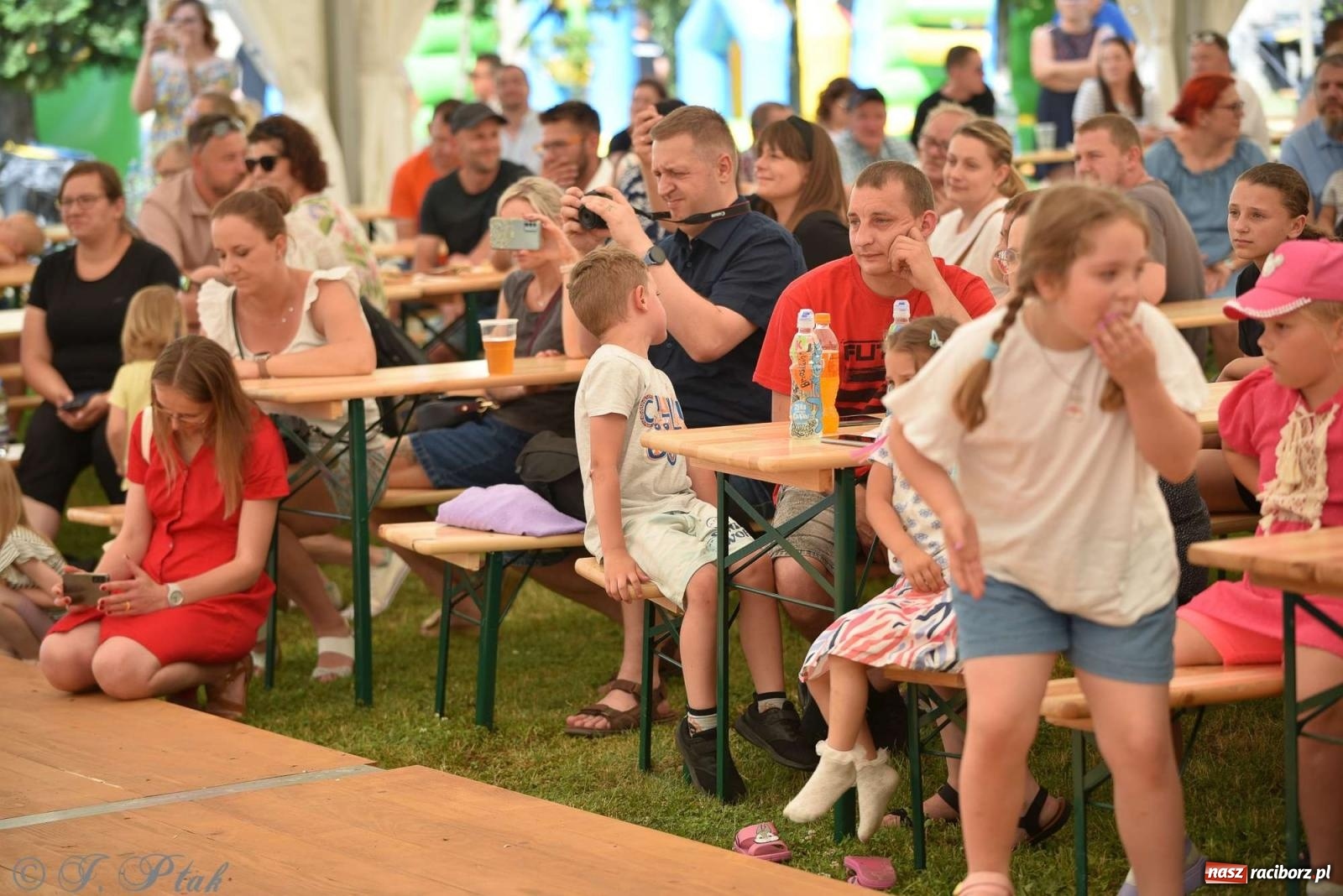 Zdjęcie w galerii na portalu naszraciborz.pl: Wicher w klasztornym ogrodzie. Futboliści z Płoni świętują 30-lecie swojego klubu wiadomości z regionu