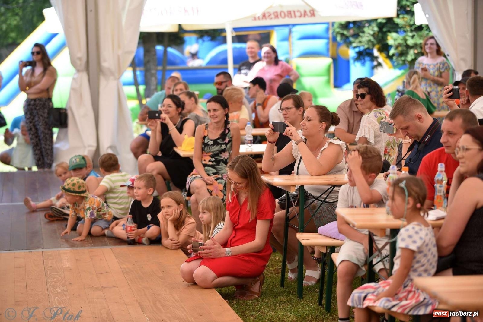 Zdjęcie w galerii na portalu naszraciborz.pl: Wicher w klasztornym ogrodzie. Futboliści z Płoni świętują 30-lecie swojego klubu wiadomości z regionu