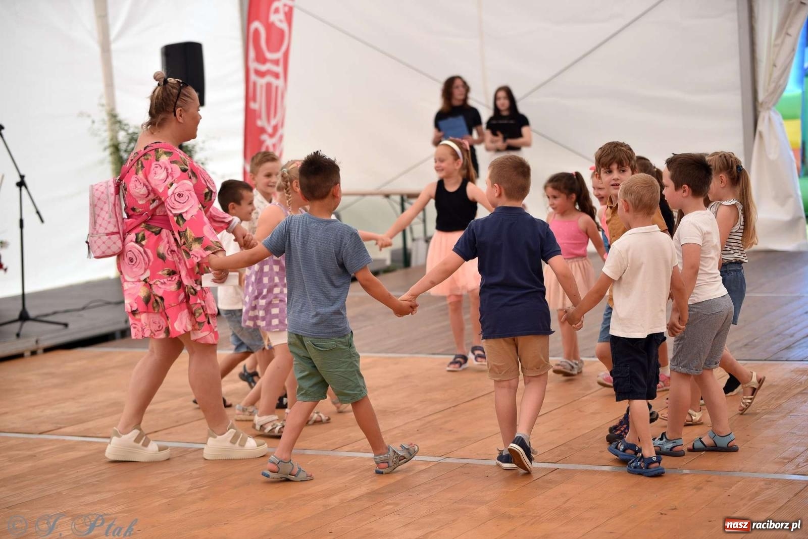 Zdjęcie w galerii na portalu naszraciborz.pl: Wicher w klasztornym ogrodzie. Futboliści z Płoni świętują 30-lecie swojego klubu wiadomości z regionu