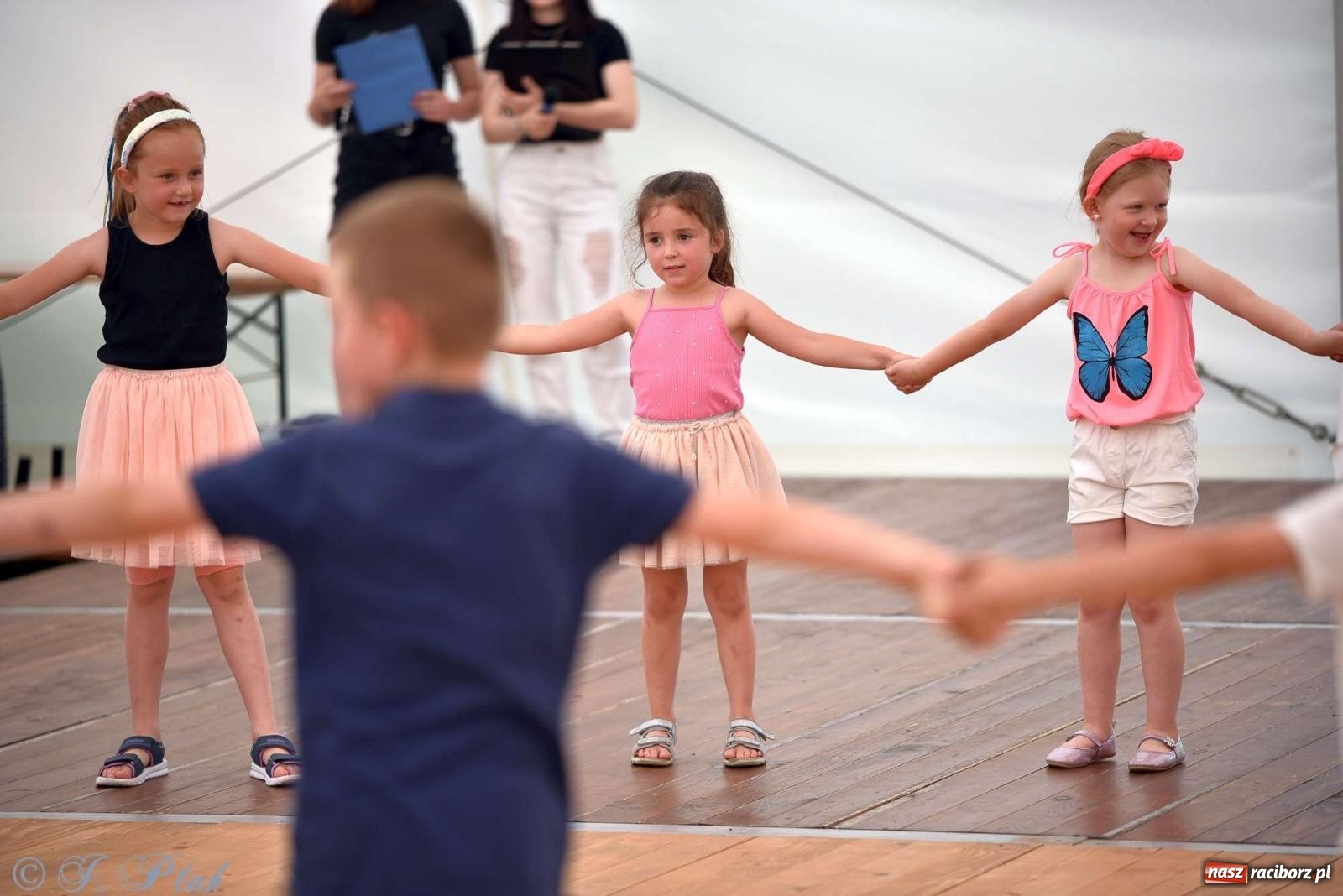 Zdjęcie w galerii na portalu naszraciborz.pl: Wicher w klasztornym ogrodzie. Futboliści z Płoni świętują 30-lecie swojego klubu wiadomości z regionu