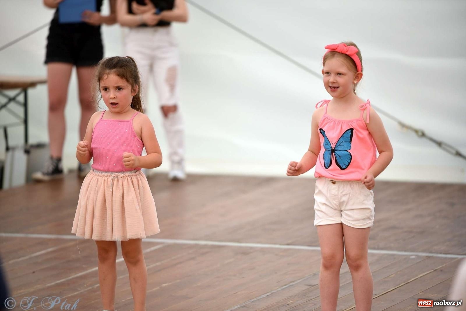 Zdjęcie w galerii na portalu naszraciborz.pl: Wicher w klasztornym ogrodzie. Futboliści z Płoni świętują 30-lecie swojego klubu wiadomości z regionu