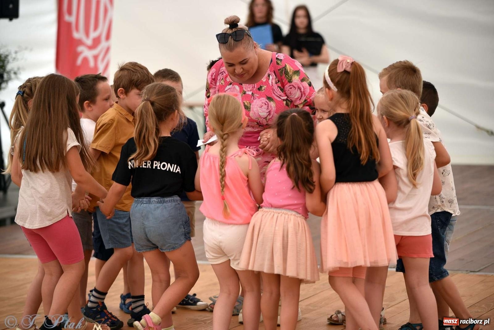 Zdjęcie w galerii na portalu naszraciborz.pl: Wicher w klasztornym ogrodzie. Futboliści z Płoni świętują 30-lecie swojego klubu wiadomości z regionu