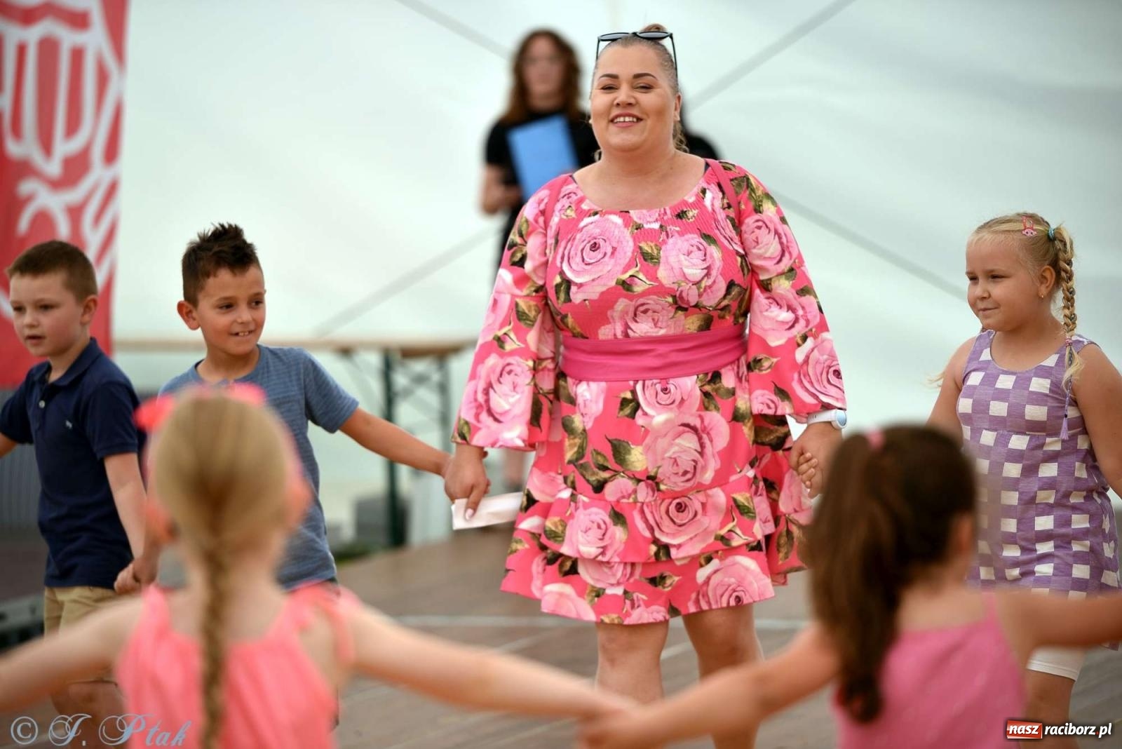 Zdjęcie w galerii na portalu naszraciborz.pl: Wicher w klasztornym ogrodzie. Futboliści z Płoni świętują 30-lecie swojego klubu wiadomości z regionu