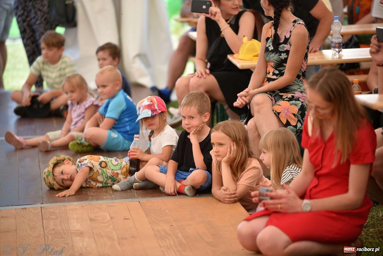 Zdjęcie w galerii na portalu naszraciborz.pl: Wicher w klasztornym ogrodzie. Futboliści z Płoni świętują 30-lecie swojego klubu wiadomości z regionu