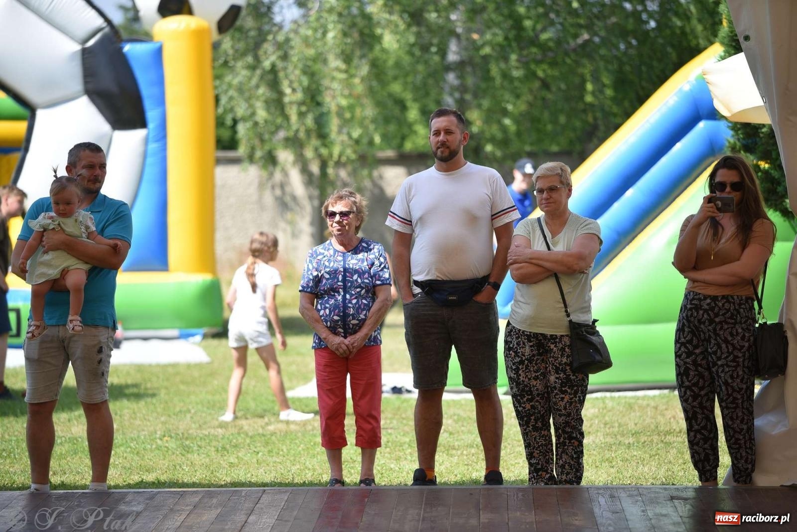 Zdjęcie w galerii na portalu naszraciborz.pl: Wicher w klasztornym ogrodzie. Futboliści z Płoni świętują 30-lecie swojego klubu wiadomości z regionu