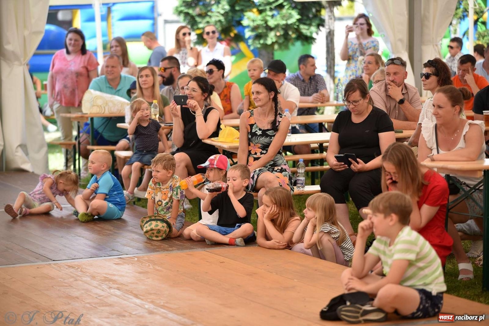 Zdjęcie w galerii na portalu naszraciborz.pl: Wicher w klasztornym ogrodzie. Futboliści z Płoni świętują 30-lecie swojego klubu wiadomości z regionu