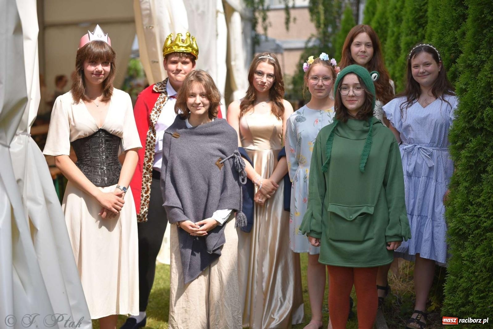 Zdjęcie w galerii na portalu naszraciborz.pl: Wicher w klasztornym ogrodzie. Futboliści z Płoni świętują 30-lecie swojego klubu wiadomości z regionu