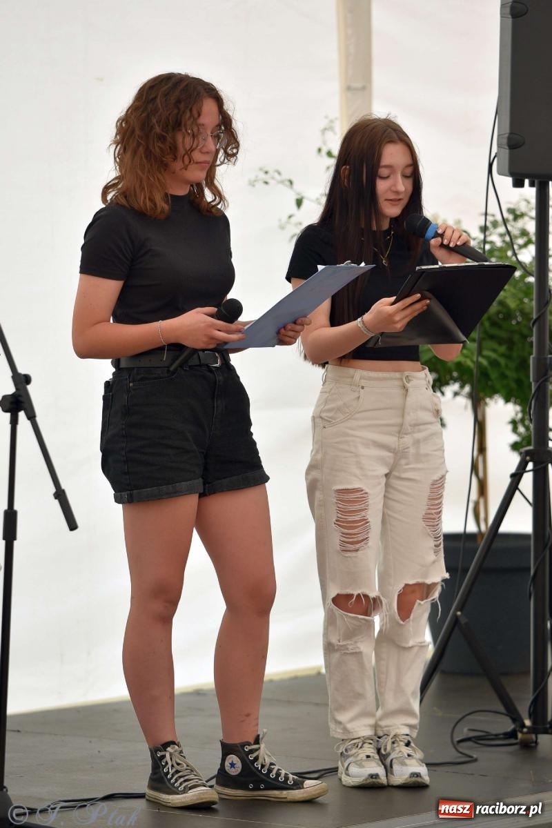 Zdjęcie w galerii na portalu naszraciborz.pl: Wicher w klasztornym ogrodzie. Futboliści z Płoni świętują 30-lecie swojego klubu wiadomości z regionu